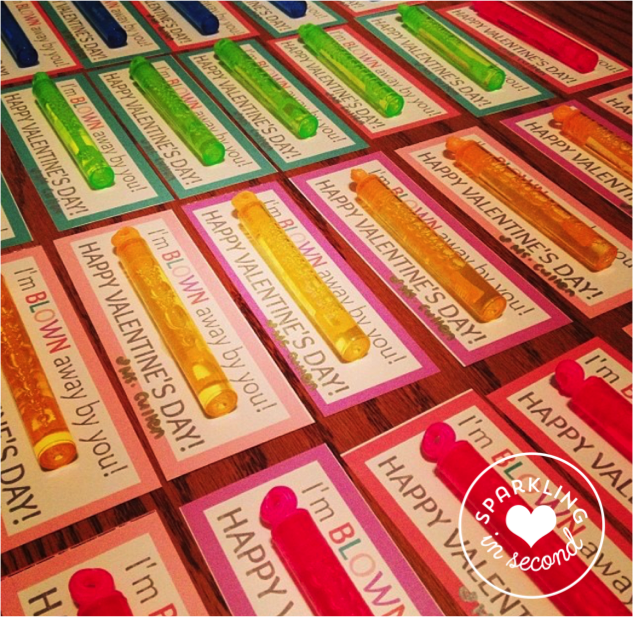 Easy Valentine's Day gifts for parents and students! Kids craft up Valentine's Day cards in the classroom!