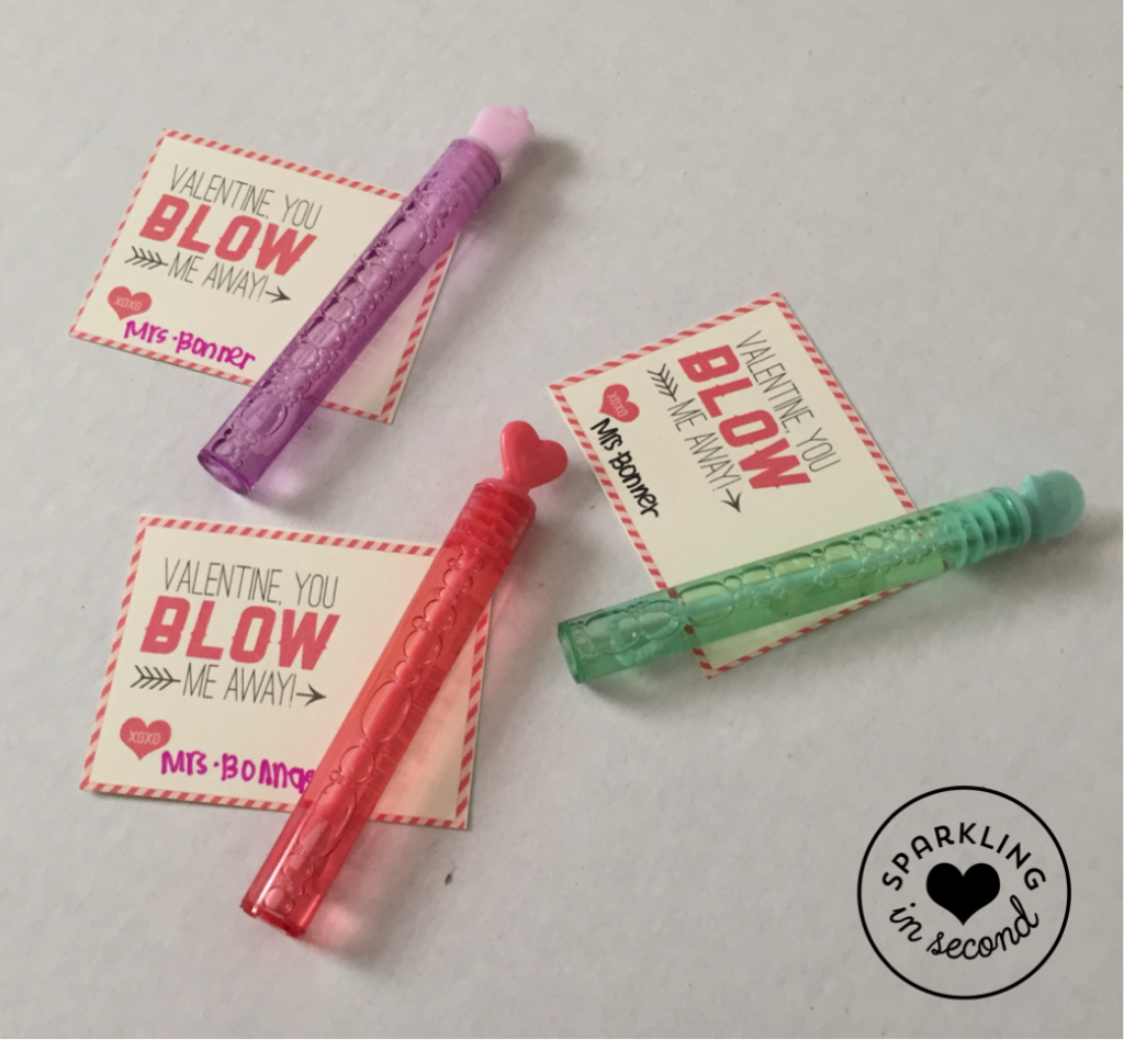 Easy Valentine's Day gifts for parents and students! Kids craft up Valentine's Day cards in the classroom!