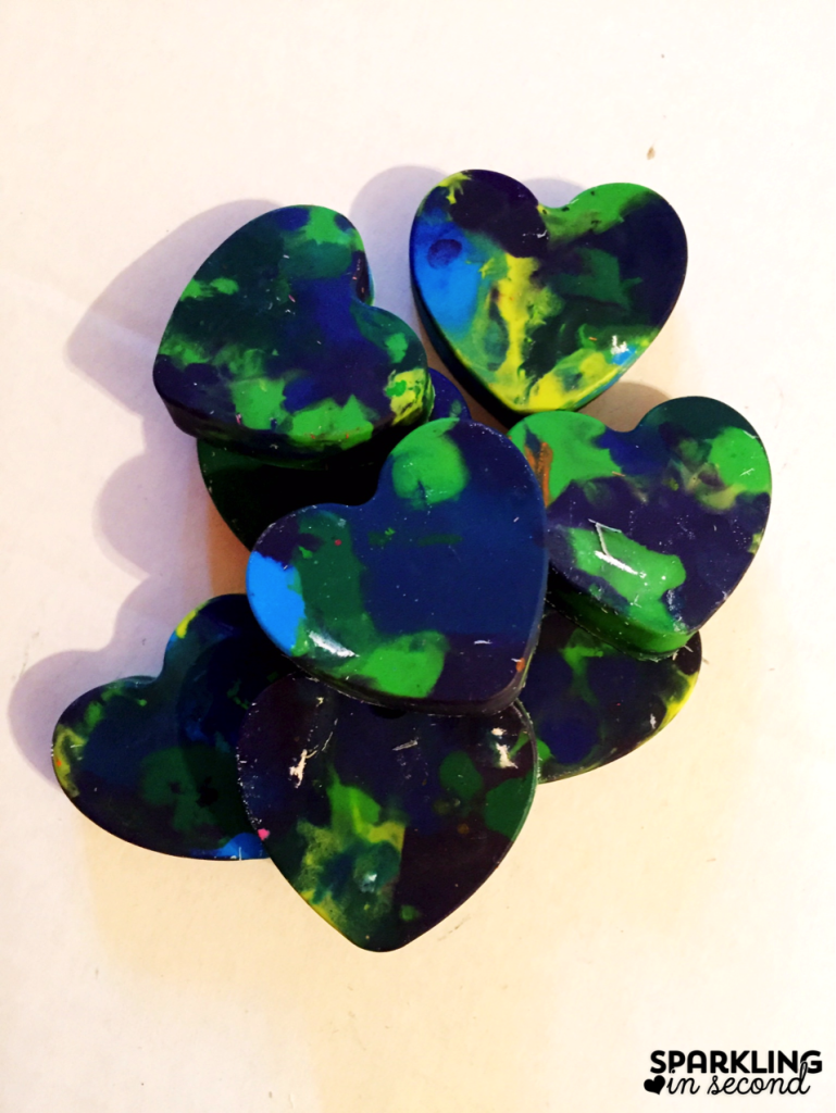 Earth Day is such a wonderful day to celebrate our earth! Here is a fun little gift you can give your students, recycled crayon hearts from melted crayons!