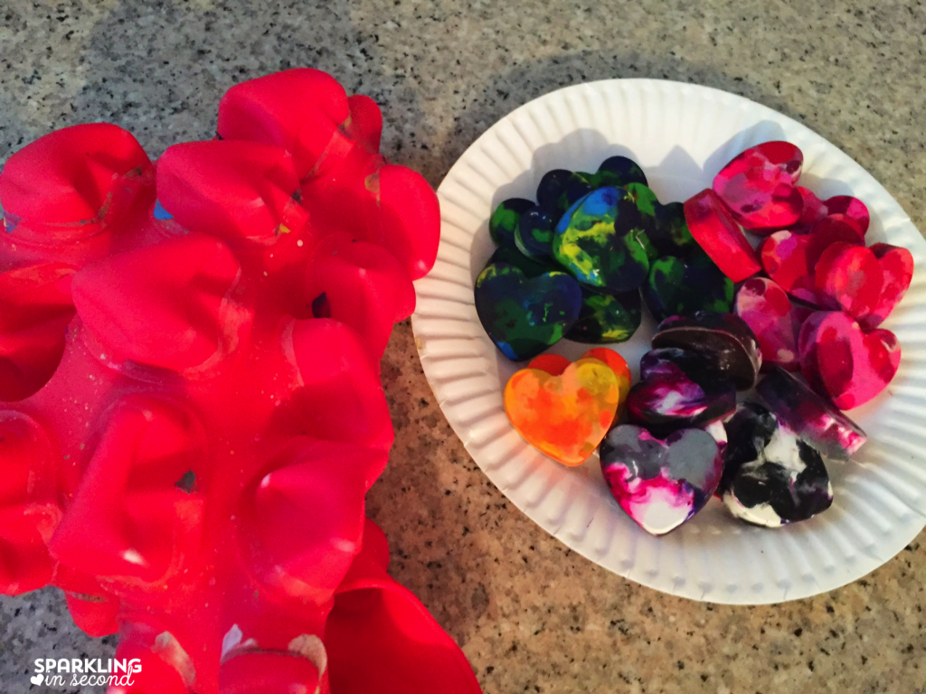 Earth Day is such a wonderful day to celebrate our earth! Here is a fun little gift you can give your students, recycled crayon hearts from melted crayons!