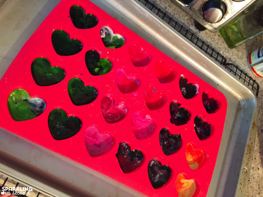 Earth Day is such a wonderful day to celebrate our earth! Here is a fun little gift you can give your students, recycled crayon hearts from melted crayons!